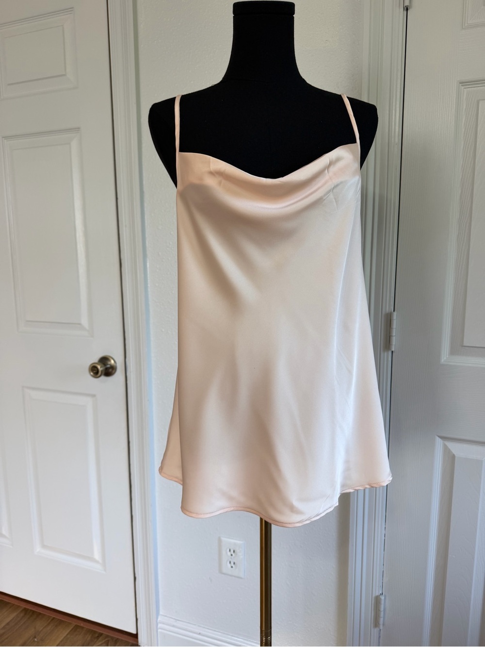Ekouaer champagne blush satin cami M cowl neck clean girl quiet luxury capsule